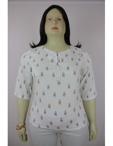 Blusa-talla-grande-2XL-blanca-con-estampado-de-jirafas-manga-3/4-BELMODA-R0542
