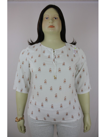 Blusa-talla-grande-2XL-blanca-con-estampado-de-jirafas-manga-3/4-BELMODA-R0542