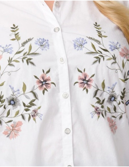 Blusa-talla-grande-gordita-2XL-blanca-con-flores-en-el-pecho-manga-larga-R0626-2XL